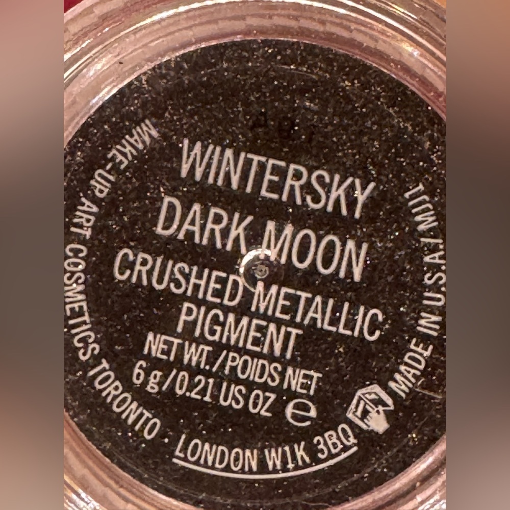 Mac cosmetics‘winter sky dark moon crushed metallic pigment’ .21oz